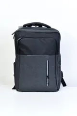Mochila de poliéster color gris con detalles en negro. Tiene un compartimento principal con cierre, un bolsillo frontal con cierre vertical, dos bolsillos laterales abiertos y correas de hombro ajustables.