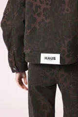 Campera de jean con estampado animal print en tonos marrones y negros.