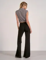 Pantalón wide leg color beige de tiro alto con cintura elastizada y costura central pespuntada a lo largo de la pierna.