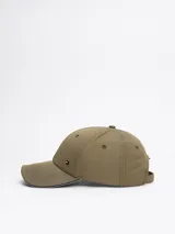 Gorra de béisbol verde oliva de Tommy Hilfiger, con logo de la marca bordado en el frente y detalle distintivo en la visera.