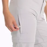 Pantalón de trekking negro desmontable, con cintura elástica, cinturón interno ajustable, bolsillos con cierre y elástico en los tobillos.
