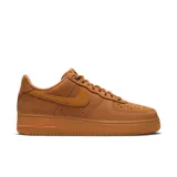 Championes Nike Air Force 1 '07 color marrón, de cuero, con suela de goma y logo Nike en el lateral.