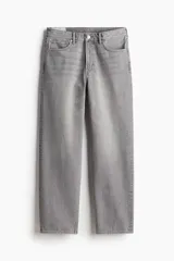 Pantalón de jean gris de corte holgado, con tiro bajo y cinco bolsillos.