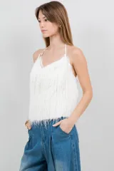 Top halter blanco con escote en V y flecos en toda la prenda.
