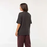 Remera negra de corte recto y mangas cortas con dobladillo. Estampado frontal con el texto "Made for Mayhem" y un diseño de villanos de Disney.