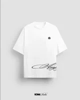 Remera blanca de algodón con corte oversize y unisex. Presenta un pequeño logo en el pecho y una firma estampada en el frente.