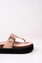 Sandalia de dedo color rosa con plataforma de corcho y suela negra.