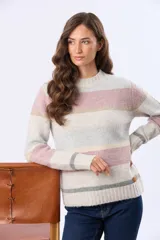 Buzo tejido de tacto suave y cálido, con rayas horizontales en tonos beige, blanco, rosa y gris. Tiene cuello redondo y puños de rib.