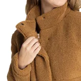 Chaqueta polar de mujer color negro, con cuello alto y cierre frontal con broches ocultos. Tiene bolsillos laterales y un bolsillo interior en el pecho. Presenta logo de Caterpillar en el bolsillo.