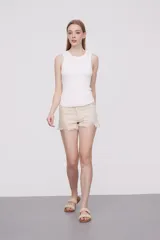 Musculosa blanca de viscosa, corte ajustado y cuello redondo.