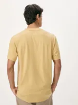 Remera celeste de tela flamé con cuello redondo y mangas cortas.