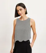 Blusa sin mangas con textura airflow, barra en ondas y estampado de corazones diferenciados.