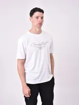 Remera blanca de algodón con estampado frontal de la palabra "Connecticut" en color gris.