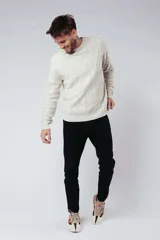 Sweater de punto trenzado color gris, de cuello redondo y manga larga.