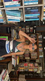 Collar tipo gargantilla compuesto por pequeñas cuentas de acrílico blancas, con dije de cuerno italiano (cornicello) esmaltado en turquesa y adornado con dos piedras rojas redondas. Los herrajes son dorados.