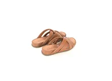 Sandalias de cuero color caramelo con tiras anchas cruzadas y suela plana. Fabricadas a mano con tecnología Antistress.