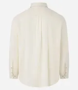 Camisa celeste de lino con cuello camisero, abotonadura frontal y mangas largas.