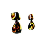 Aros colgantes con forma geométrica, con pieza superior cuadrada y pieza inferior triangular, con diseño carey en tonos negro, marrón y amarillo.