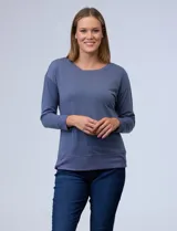Remera de tejido modal, color gris, con corte relajado y diseño liso.