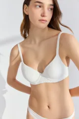 Conjunto de lencería color piel con corpiño de encaje con aro y bombacha tipo colaless con encaje.