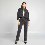 Sobrecamisa de denim color gris oscuro con tachas metálicas en el canesú y bolsillos frontales.