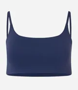 Top deportivo color borgoña con breteles finos y espalda deportiva.