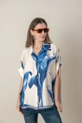 Camisa italiana color natural con estampado de hojas de palma en tonos marrones. Corte holgado, talle único.