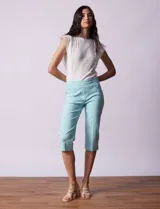 Bermuda color celeste en gabardina elastizada, marca Ruby Rd. Tiro medio, pretina ancha elastizada, bolsillos delanteros simulados y bolsillos traseros aplicados.