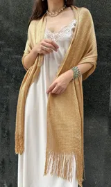 Chal color celeste de tejido de lurex con brillo.