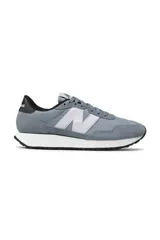 Championes urbanos New Balance, color celeste con detalles en blanco y negro.