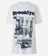 Remera blanca de algodón con estampado de fotos y texto alusivo a Brooklyn, Nueva York.