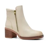 Bota corta negra de cuero sintético, con cierre lateral y taco cuadrado.