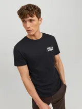 Camiseta negra de manga corta y cuello redondo, con logo Jack & Jones estampado en el pecho.