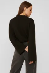 Sweater de viscosa color beige, con cuello polera, corte holgado y pespuntes decorativos en el frente.