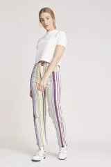 Pantalón jean de corte wide leg con estampado de rayas verticales en tonos lila, verde y amarillo.