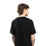 Remera negra de corte recto con logo pequeño estampado en el pecho.