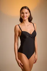 Malla entera negra con breteles finos y escote cruzado.