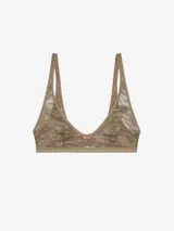 Sujetador tipo bralette de encaje con estampado camuflado en tonos marrones/beige. Tiene tirantes finos y un pequeño logo en el centro del busto.