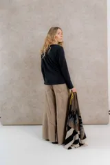 Remera color crema de algodón con detalle de cartera en lino con botones al tono.