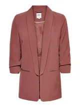 Blazer color ladrillo, de corte recto, con mangas 3/4 y solapa tipo smoking. Presenta bolsillos laterales con solapa y cierre abierto sin botones.