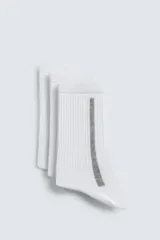 Pack de tres pares de calcetines blancos de media caña, tejidos en mezcla de algodón con rib elástico y una banda gris vertical en uno de los calcetines.