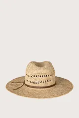 Sombrero de paja color beige con ala ancha y cinta de cuero marrón alrededor de la copa. El sombrero tiene detalles calados en la parte superior de la copa.