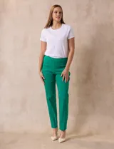 Pantalón verde esmeralda de gabardina elastizada marca Zac & Rachel, con pretina ancha con faja interna modeladora, largo de pierna con costura frontal pespunteada y trasera con bolsillos ojal simulados.