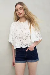 Short de denim azul con dobladillo fijo y bolsillos delanteros y traseros.