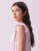 Camisón corto negro con estampado de lunares blancos, escote en V con puntilla blanca y botones.
