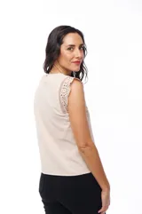 Blusa color beige de algodón con mangas cortas con detalle de encaje.