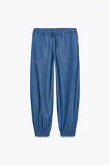 Pantalón jogger azul de lino, tiro alto con cintura elástica ajustable con cordón, bolsillos delanteros y puños elásticos.