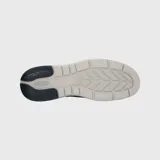 Zapato acordonado color marrón de cuero vacuno con suela blanca de goma.