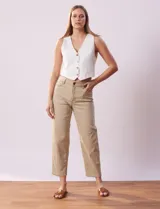 Jean recto color beige, marca Djeans, con tres bolsillos delanteros y dos traseros.