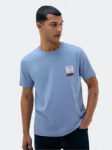 Camiseta celeste de manga corta con cuello redondo y estampa en el pecho.